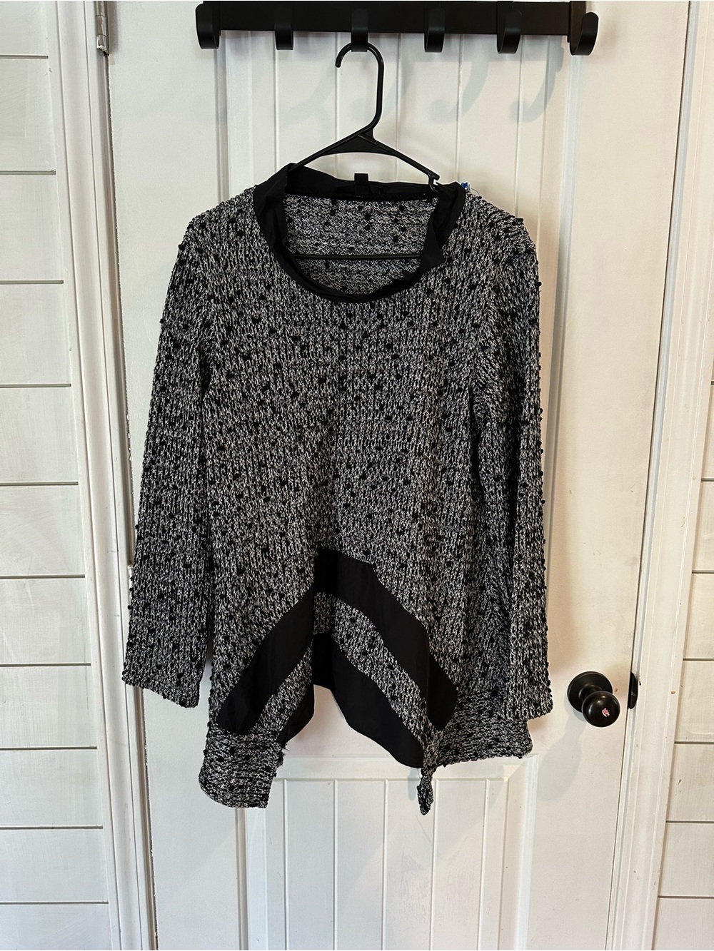 Luukaa Black & Gray Knit Chevron Pullover